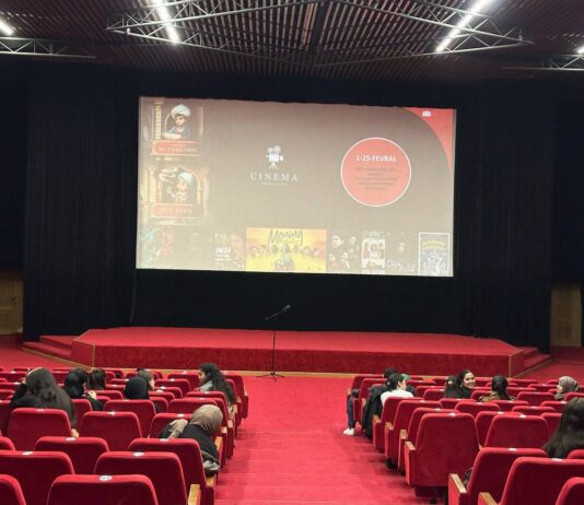 O’zbekiston Respublikasi Madaniyat vazirligi huzuridagi Kinematografiya agentligi tashabbusi bilan Oʻzbekiston Milliy kino sanʼati saroyida 2025-yilda ishlab chiqarilgan eng sara milliy filmlarning maxsus bepul namoyishlari davom etmoqda.